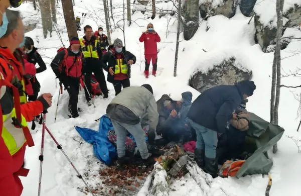 Družino re&scaron;ili iz snega