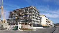 Peti stanovanjski stolpič v soseski Brinje na Kozini bo vseljiv v 
začetku prihodnjega leta, vseh 18 stanovanj v njem so že 
prodali. 

