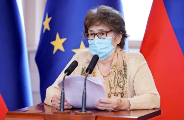 V govoru je Spomenka Hribar kritična do ravnanj aktualne vlade. 

