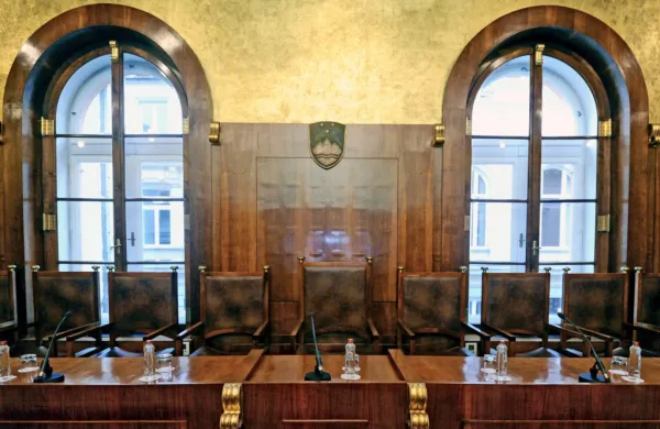 Ustavno sodišče je odločilo, da so sklepi vlade in ministrice za 
izobraževanje Simone Kustec o šolanju na daljavo neveljavni.