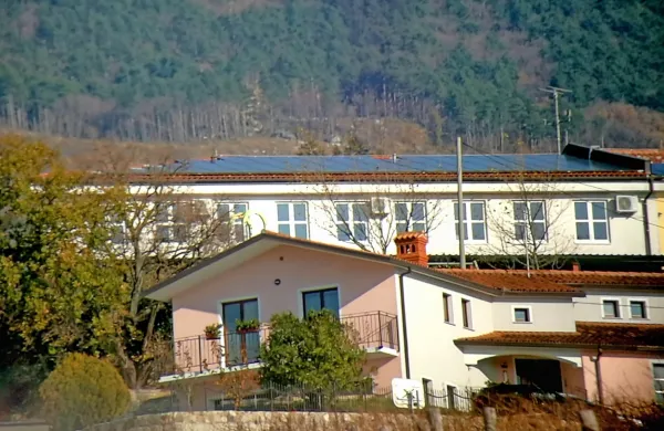 Sončna elektrarna na &scaron;oli za sedem hi&scaron;