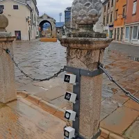 Na novo osvetljen Da Pontejev vodnjak