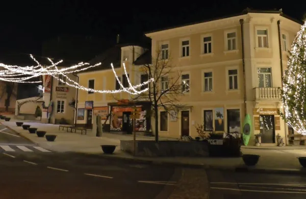 V Bovcu so v torek organizirali virtualen prižig lučk, ki so ga občani 
lahko spremljali  prek kabelske televizije in spleta.    