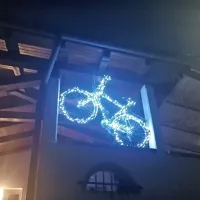 V Občini Miren-Kostanjevica, ki se je pridružila kraško-brkinskim  
občinam  v  akciji za enotno praznično okrasitev na temo koles, so 
nekateri že pokazali svoje spretnosti v okraševanju.     