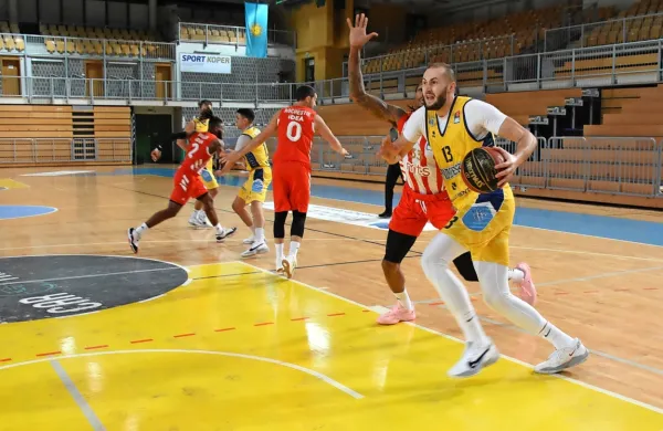 Bojan Radulović (z žogo) bo Koprčanom jutri kar precej manjkal 
pod obročema.