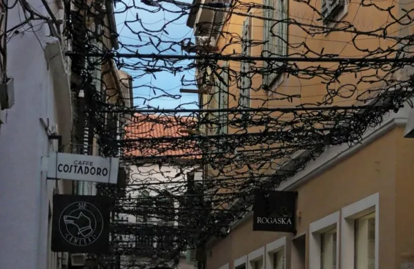 Jutri bo tudi v Čevljarski ulici v Kopru, ki v zadnjem času sameva,  
zažarela mreža lučk.