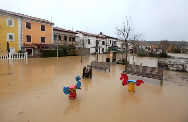 Strunjan spet pod vodo