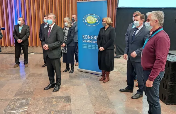 Iz Desusa so sporočili, da so med volitvami 2. decembra prejeli 
tudi 25 dodatnih kuvert s ponarejenim kongresnim volilnim 
gradivom.