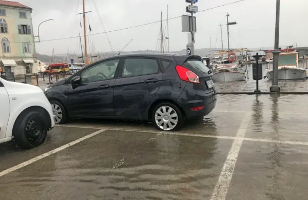 Morje  je zaradi okrepljenega juga  poplavilo nižje ležeče dele obale. 
Na fotografiji je Veliki trg v Izoli.