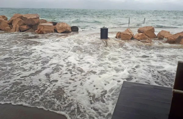 Morje je poplavljalo obalo, zaradi okrepljenega juga bi lahko do 
občasnega poplavljanja prišlo tudi danes čez dan. Fotografija je iz 
arhiva.