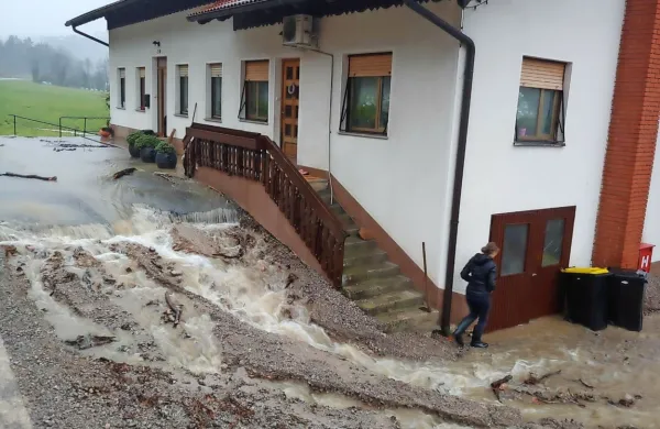 Družini Vičič je voda odnesla za tlakovanje pripravljeno dvorišče in 
zalila klet.