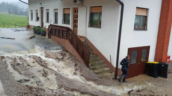 Družini Vičič je voda odnesla za tlakovanje pripravljeno dvorišče in 
zalila klet.