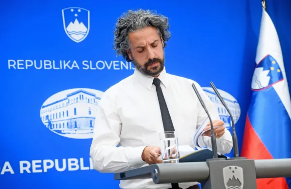 Mario Fafangel na vladni tiskovni konferenci 7. julija letos.