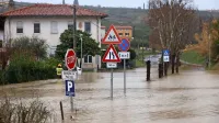 Gasilci so domačinom v Strunjanu pomagali pri črpanju vode iz 
poplavljenih objektov.