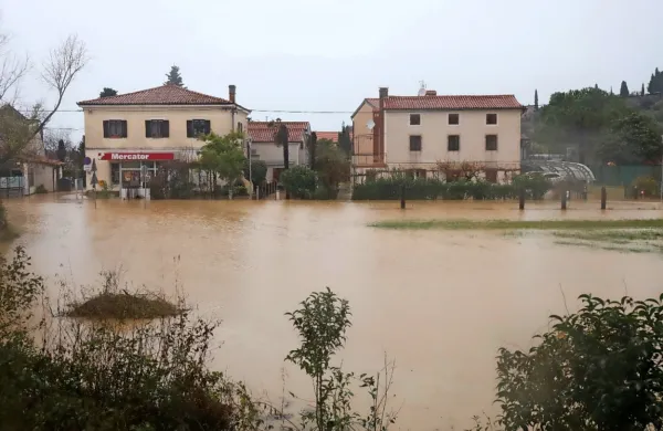 Občina Piran v sodelovanju z Javnim podjetjem Okolje Piran 
občanom in občankam, ki jih je prizadelo nedeljsko deževje, nudi 
pomoč pri črpanju padavinskih voda in čiščenju blata iz objektov.