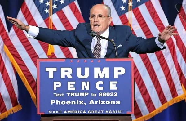 Ameriški predsednik Donald Trump je v nedeljo tvitnil, da je z 
novim koronavirusom okužen njegov odvetnik Rudy Giuliani. 
Foto: Gage Skidmore