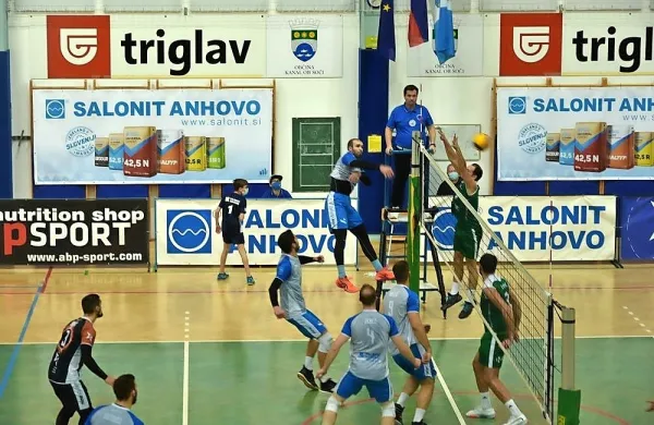 Salonit (levo) je tudi z dobro igro Marka Radosavljevića (zgoraj v 
napadu) premagal Krko.