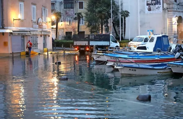 V Piranu zatulila sirena, Arso za slovensko Istro izdal rdeči alarm, poplavljati utegne tudi Vipava s pritoki