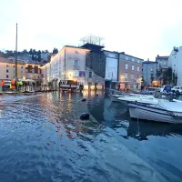 V Piranu zatulila sirena, Arso za slovensko Istro izdal rdeči alarm, poplavljati utegne tudi Vipava s pritoki