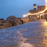 V Piranu zatulila sirena, Arso za slovensko Istro izdal rdeči alarm, poplavljati utegne tudi Vipava s pritoki