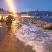 V Piranu zatulila sirena, Arso za slovensko Istro izdal rdeči alarm, poplavljati utegne tudi Vipava s pritoki