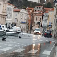 V Piranu zatulila sirena, Arso za slovensko Istro izdal rdeči alarm, poplavljati utegne tudi Vipava s pritoki