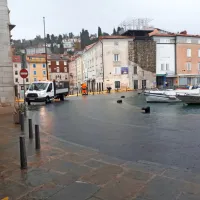 V Piranu zatulila sirena, Arso za slovensko Istro izdal rdeči alarm, poplavljati utegne tudi Vipava s pritoki