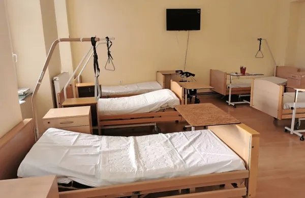 Na vrhu po številu okuženih na 100.000 prebivalcev sta idrijska in 
postojnska občina, kjer so k višjim številkam prispevale tudi 
okužbe v domovih starejših (na fotografiji rdeča cona v Slavini).