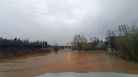 Sečoveljska cesta pred letališčem je v nedeljo popoldne izginila. 
Fotografija  je nastala ob 16. uri.   