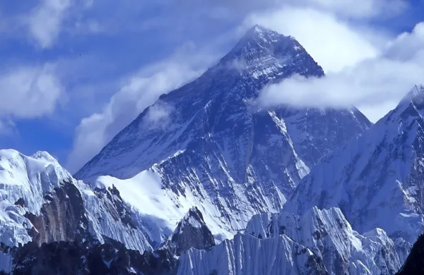 Mount Everest je uradno 86 centimetrov višji, kot je veljalo 
doslej. 