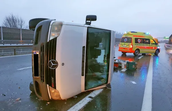 Po trčenju pristal na boku