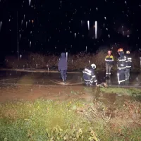 Dragonja ponoči; cesto Dragonja-Sečovlje je poplavilo 