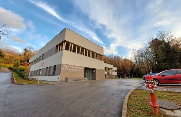 V sodobnem oddelku v Stari Gori izvajajo program za otroke, težje 
pa je z rehabilitacijo odraslih, saj nadstropje še ni urejeno. 