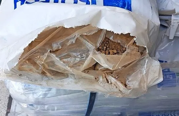 V zabojniku je bilo 800 vreč, v katerih bi moralo biti lepilo za 
keramiko,  25 vreč pa so nato zasegli, saj so v njih odkrili 302 
kilograma izredno čistega heroina.