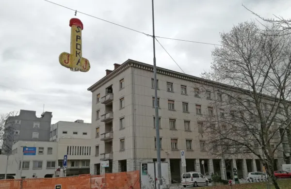 V centru mesta falični okrasek sporoča SpokaJJ.