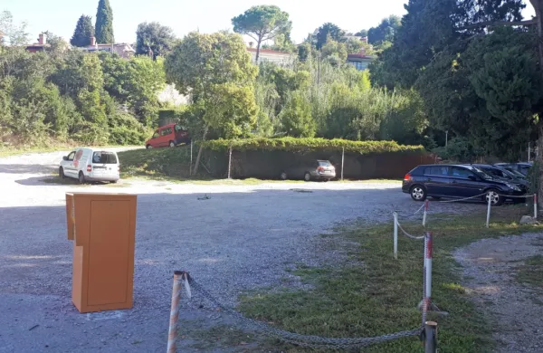 Na tem parkirišču je padel en udarec, pred Kempinskim pa jih je padlo več.