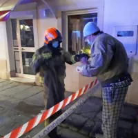 Gasilci so prinesli stanovalcu oblačila. 