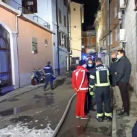 Požar so pogasili, stanovalci so na varnem