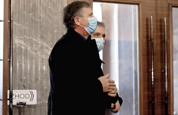 Predsednik Desusa Karl Erjavec in za njim minister za zdravje Tomaž Gantar ob prihodu na sestanek s poslansko skupino. Erjavec je po sestanku odšel, ne da bi se ustavil pred novinarji.