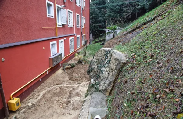 Stanovalci, ki so jih včeraj evakuirali iz bloka na Cesti na Markovec, 
bi se lahko v svoje domove vrnili jutri popoldne ali proti večeru, 
odvisno od tega, kako hitro bo moč izvesti začasno sanacijo, ki bo 
zagotovila njihovo varnost.  Dolgoročno pa bo treba izvesti trajno 
sanacijo, s katero bodo preprečili, da bi se zdrsi zemljine 
ponovili.