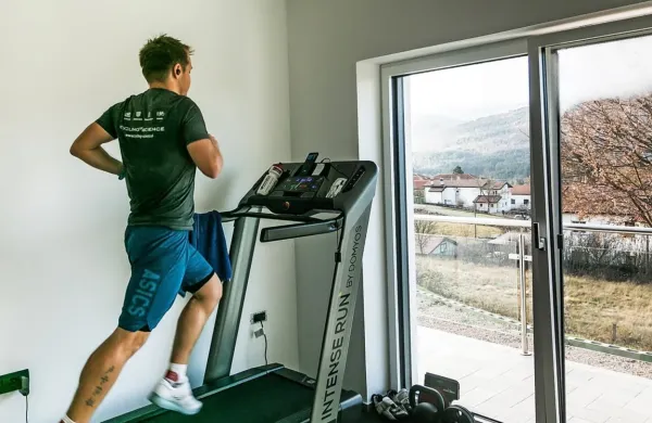 Triatlonec Luka Skočaj med treningom za sobotno preizkušnjo.