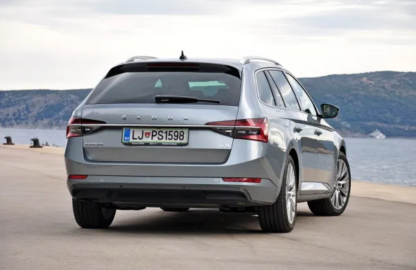 Priključno-hibridni superb je za  bolj umirjene voznike lahko dobra 
alternativa v primerjavi s klasičnimi dizelskimi in bencinskimi 
motorji.
