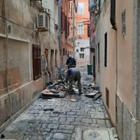Stanovalci so prišli pogledat, kaj je ostalo od njihovih stanovanj.