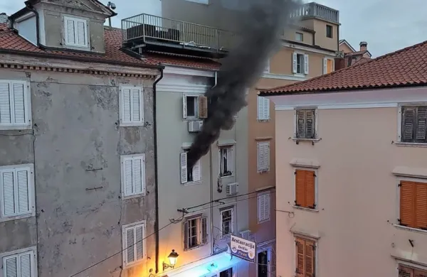 Ogenj v vi&scaron;jem nadstropju ujel &scaron;tiričlansko družino