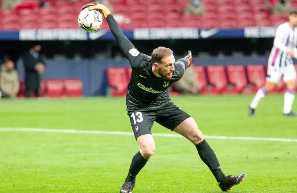 Jan Oblak se z Atleticom v osmini finala lige prvakov ne more 
srečati z Realom, zato pa bo z madridskim derbijem  jutri postregel 
13. krog španskega prvenstva. 