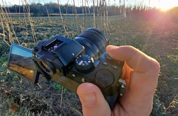 Digitalni fotoaparat Fujifilm X-S10 je opremljen z vsem, kar 
potrebujejo vlogerji.