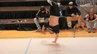 Tomi Činej med eno svojih priljubljenih breake dance figur, s katerimi je  
zmagoval doma, v Evropi in svetu (posnetek je z DP v Novi Gorici) ... 
