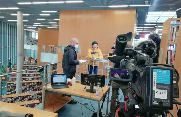 Včeraj so v studiu v novogoriški knjižnici na generalki poustvarili 
današnje dogajanje. 