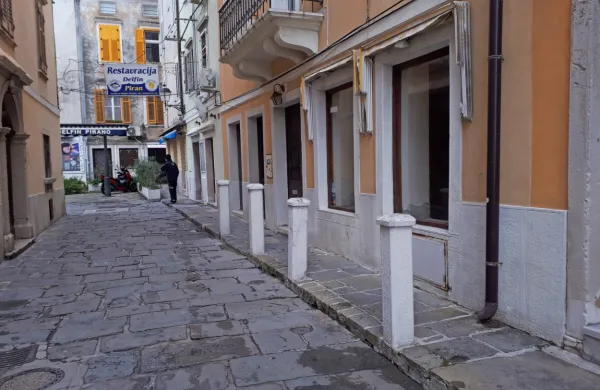 Štiri stebre pred bližnjo hišo bodo odstranili, saj se je v četrtek 
videlo, da ogrožajo varnost in otežujejo delo v primeru  nesreč.