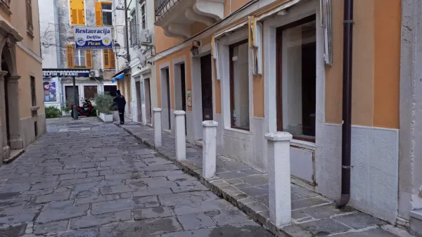 Štiri stebre pred bližnjo hišo bodo odstranili, saj se je v četrtek 
videlo, da ogrožajo varnost in otežujejo delo v primeru  nesreč.